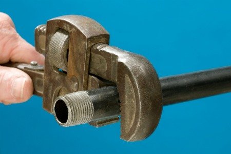 Cutting a black iron gas pipe to length